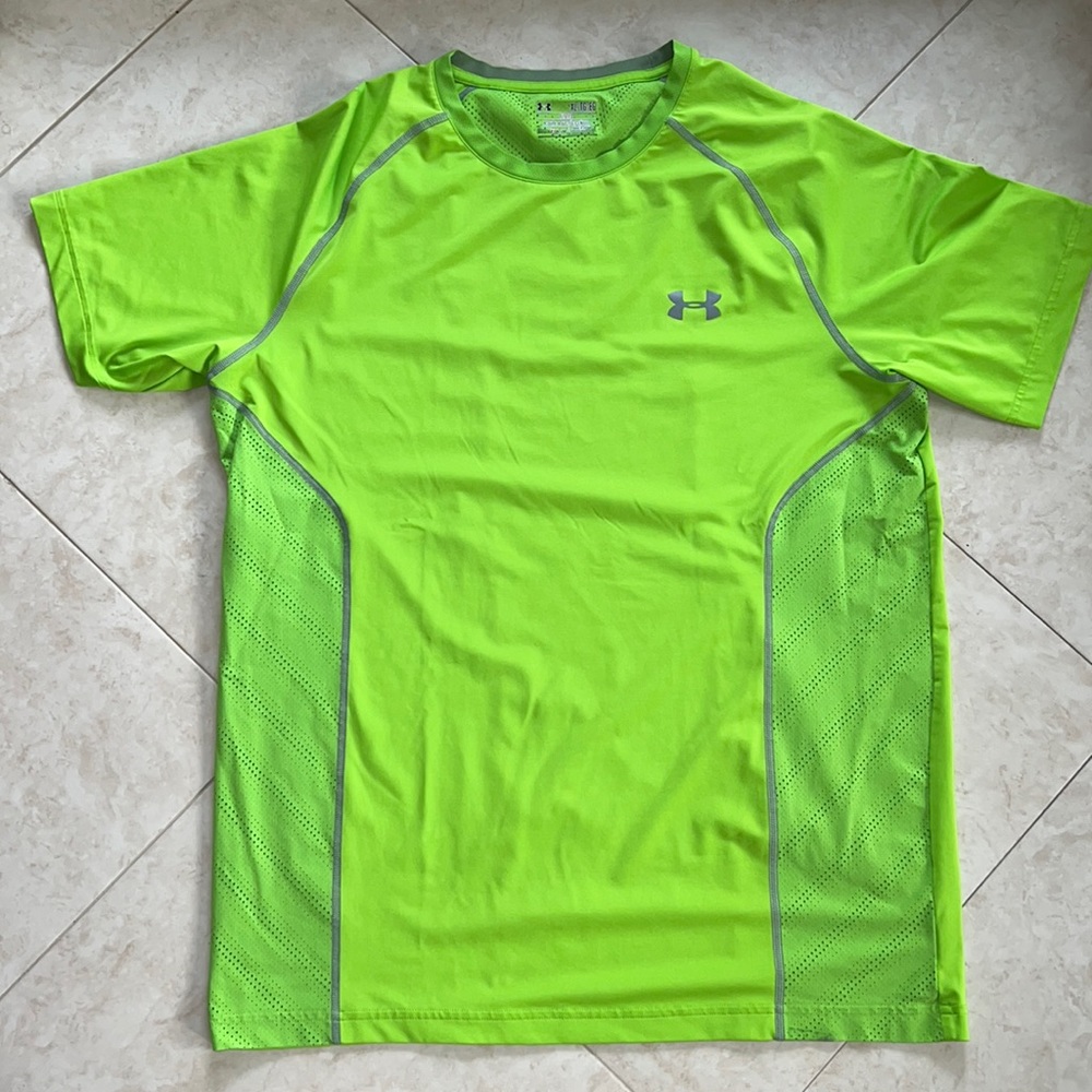Under Amour XL Fitted moisture wicking shirt